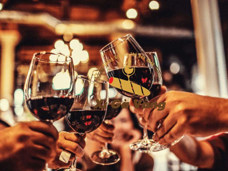 Ly đựng rượu vang đỏ thường được sử dụng trong các nhà hàng cao cấp